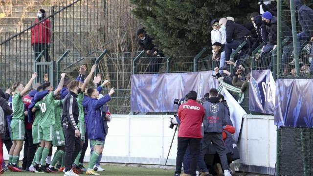 Los jugadores del Red Star celebran un gol con su afición