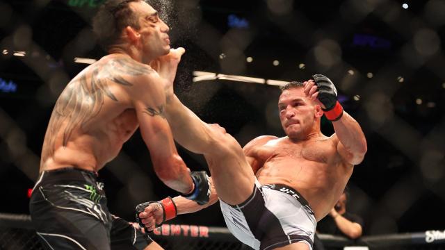 Patada de Michael Chandler a Tony Ferguson en el UFC 274
