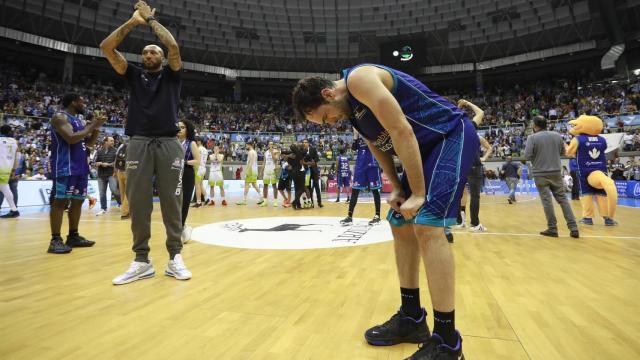 Reacción  de Vitor Benite, jugador del San Pablo Burgos, tras el descenso