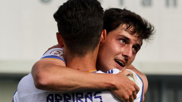 Sergio Arribas y Carlos Dotor se funden en un abrazo.