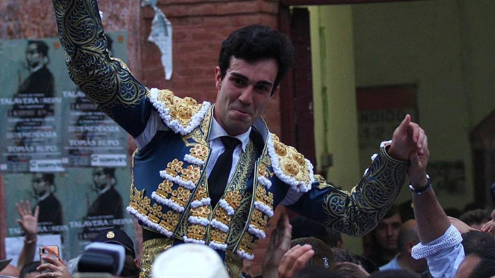 Tomás Rufo sale a hombros este sábado en la plaza de toros de Talavera. Fotos: Twitter Tomás Rufo