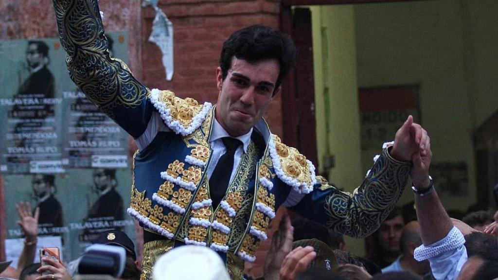 Tomás Rufo sale a hombros este sábado en la plaza de toros de Talavera. Fotos: Twitter Tomás Rufo