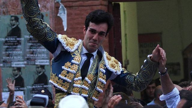 Tomás Rufo sale a hombros este sábado en la plaza de toros de Talavera. Fotos: Twitter Tomás Rufo