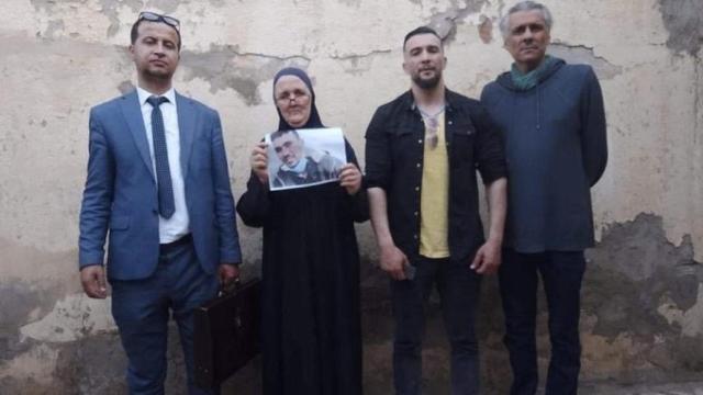 El abogado de Benhalima (izda), la madre, el hermano y un político de la oposición.