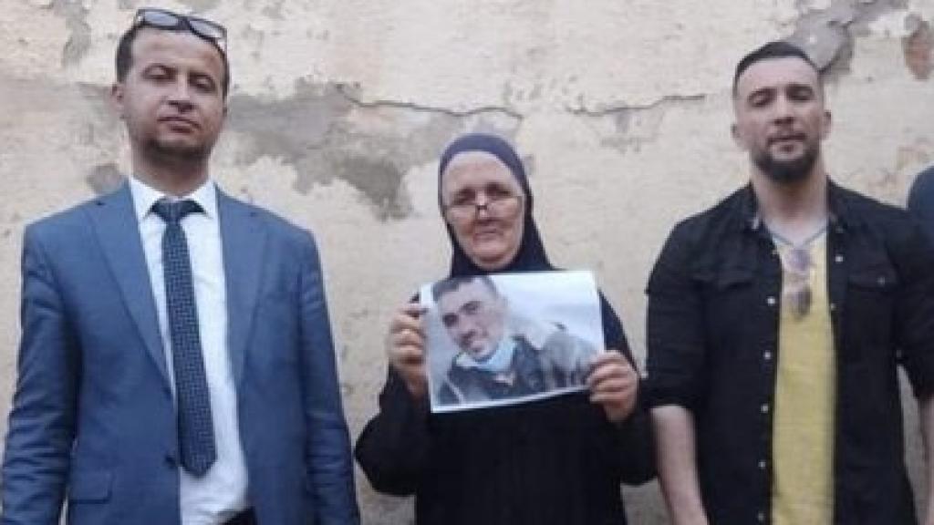 El abogado de Benhalima (izda), la madre, el hermano y un político de la oposición.