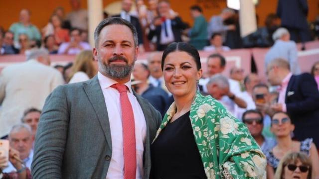 Santiago Abascal, presidente de Vox, y Macarena Olona, candidata a la Junta de Andalucía, en la Maestranza durante la Feria de Abril.