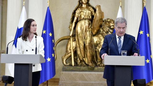 La primera ministra de Finlandia, Sanna Marin, y el presidente de Finlandia, Sauli Niinisto.