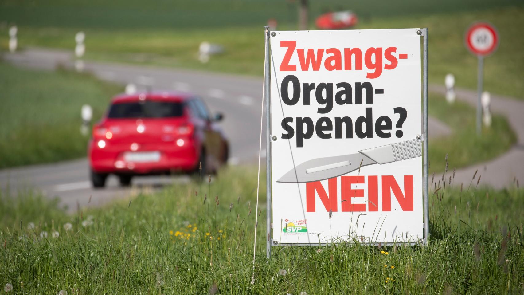 Uno de los carteles que pedía el 'no' a la donación potencial de órganos en Suiza, en una imagen tomada este 15 de mayo