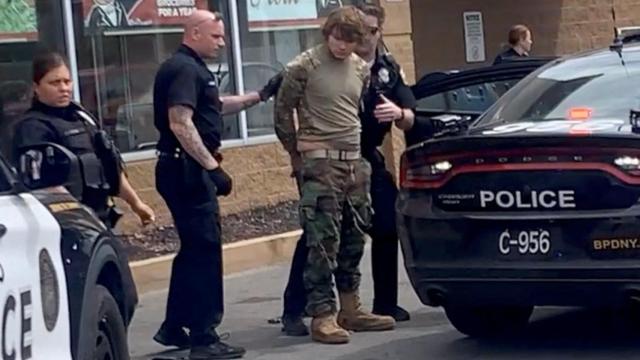Payton Gendron siendo detenido por la policía de Búfalo tras asesinar a 10 personas.