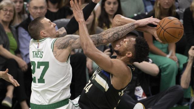 Daniel Theis hace un tapón a Giannis Antetokounmpo.