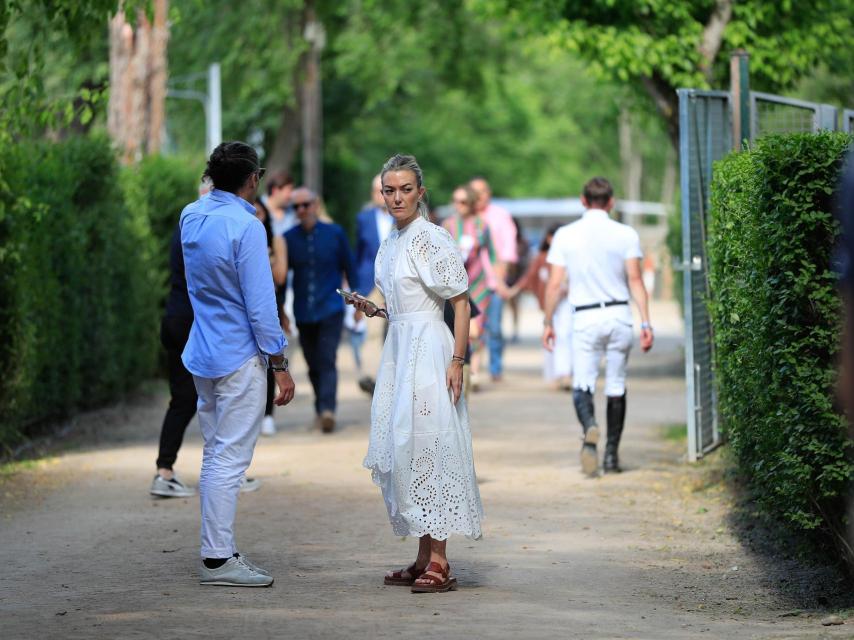 Marta Ortega con vestido camisero blanco de Zara.