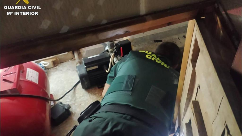 La Guardia Civil interviene en el rescate de una mujer que ha caído a un aljibe.