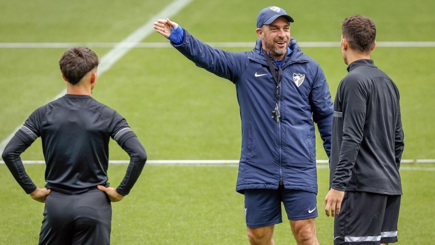 Pablo Guede dirige un entrenamiento del Málaga