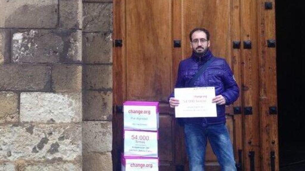 Entrega de firmas contra el párroco