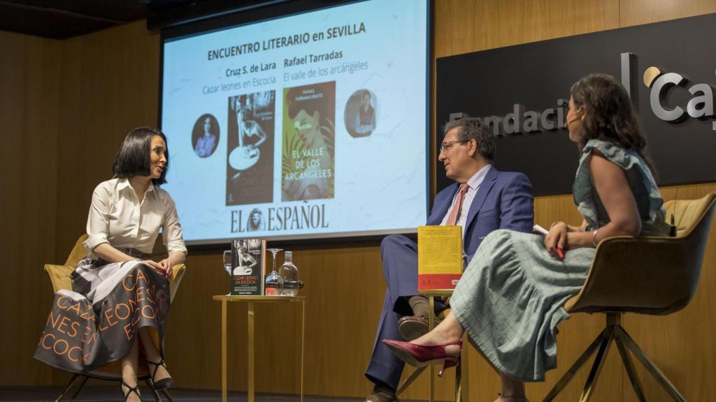 Antonio Pulido da la bienvenida a los asistentes al encuentro literario.