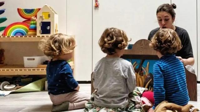 Irene Montero junto a sus tres hijos: Leo, Manuel y Aitana Iglesias.