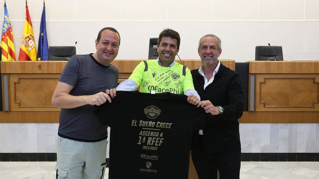Mazón con los miembros de la directiva del Intercity, este lunes en la Diputación.