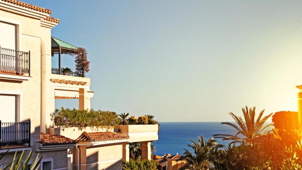 Imagen de archivo de una vivienda junto a la playa.