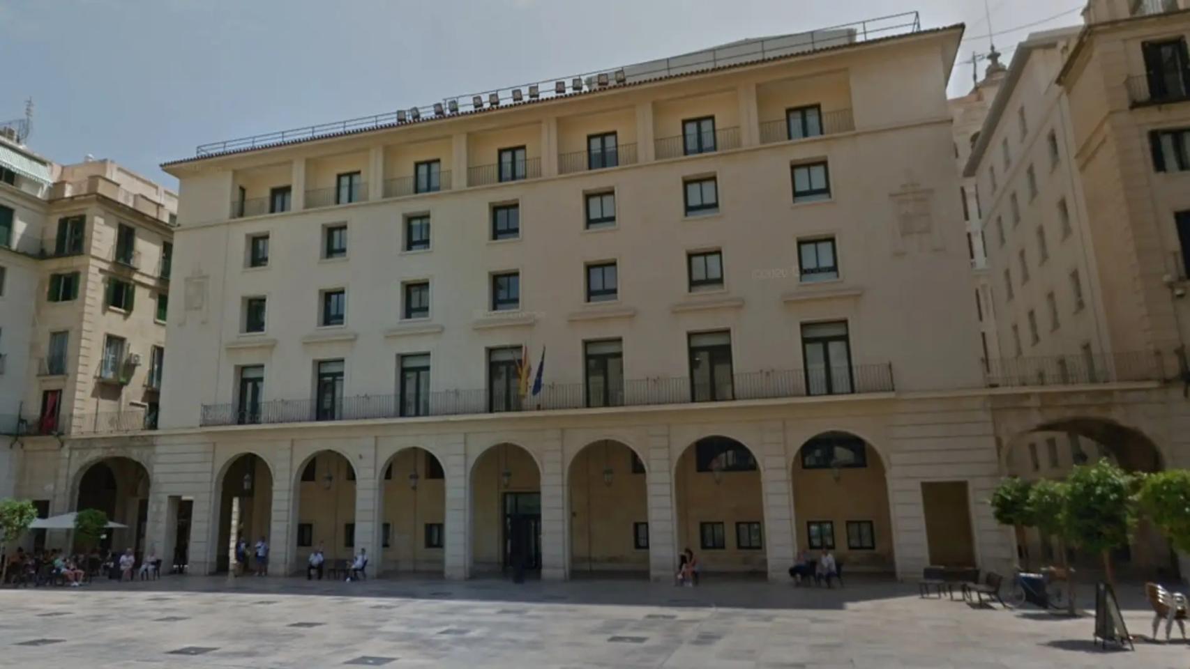 La fachada de la Audiencia provincial de Alicante.