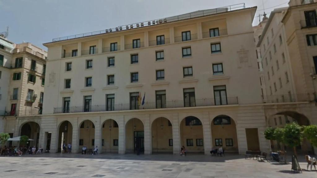 La fachada de la Audiencia provincial de Alicante.