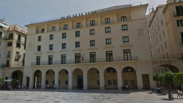 La fachada de la Audiencia provincial de Alicante.