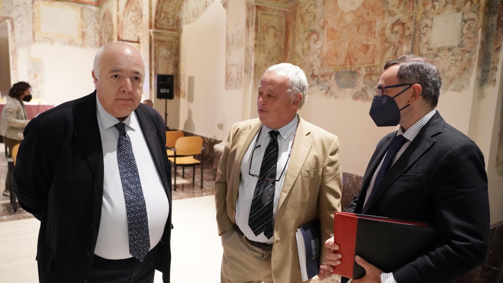 El consejero de Cultura, Turismo y Deporte, Gonzalo Santonja, presenta el libro 'Tratado de Cabreros del Monte'.