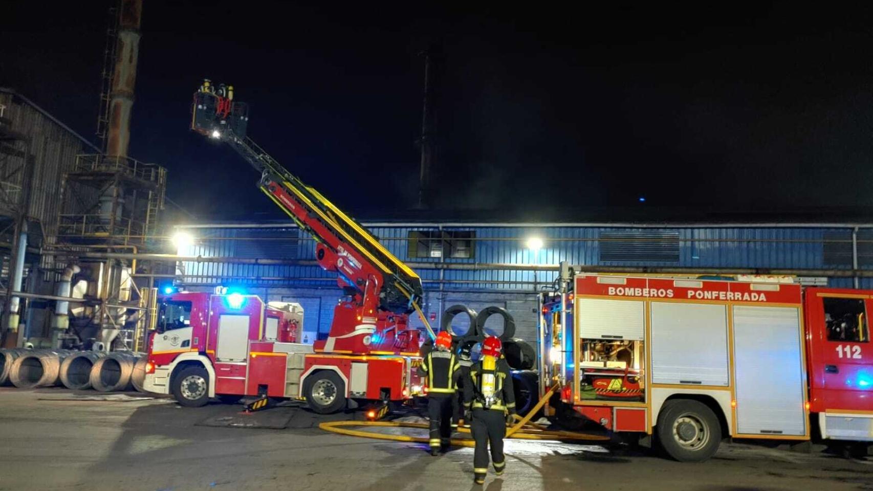 Susto en Ponferrada al incendiarse la cubierta de la nave de laminación de Aceros Roldán