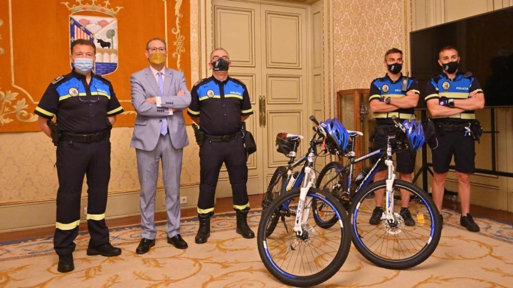 La Policía Turística del Ayuntamiento de Salamanca, junto al concejal Fernando Carabias