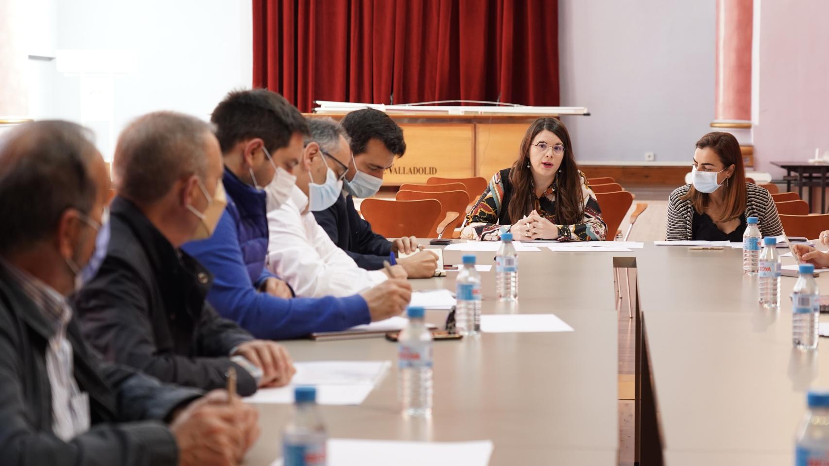 Gema Gómez en la reunión con la Junta de Cofradías.