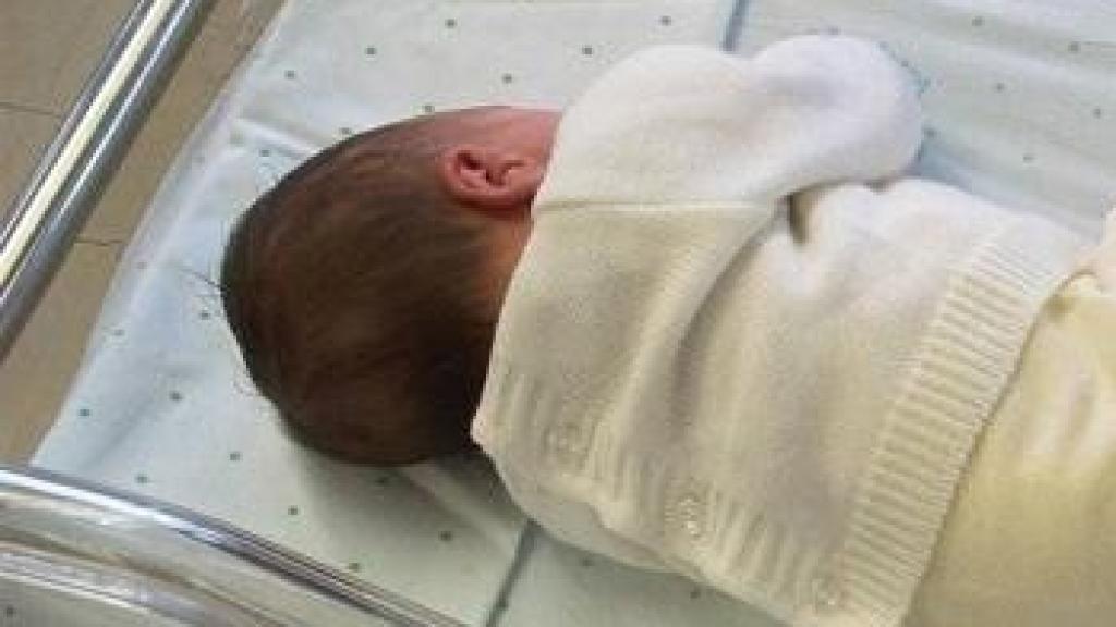 Un bebé en la cuna de un hospital. (Archivo)