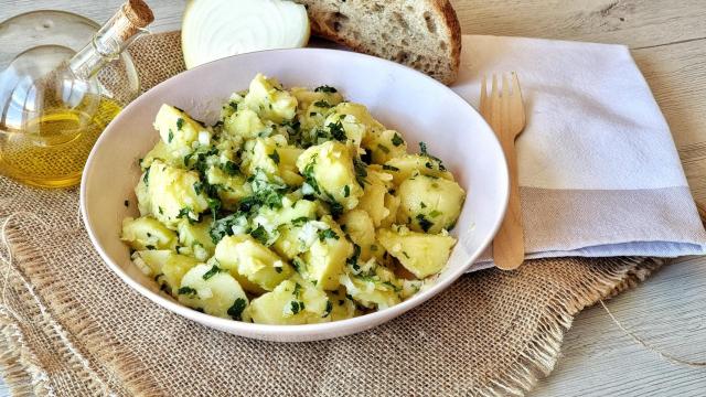 Papas aliñás, la receta fácil y con truco estrella del tapeo andaluz