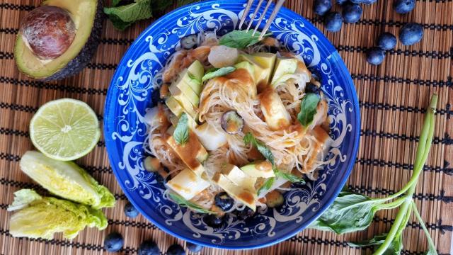 Ensalada de fideos de arroz, aguacate y arándanos con aliño de sésamo