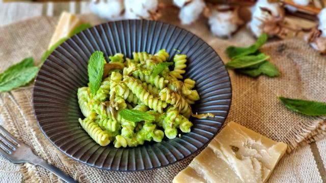 Pasta con pesto de guisantes y pistacho, una salsa fácil y rápida para triunfar