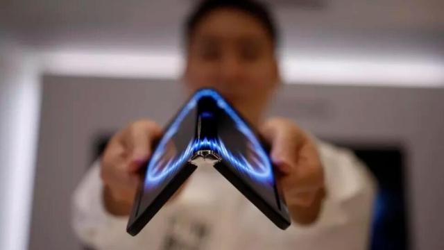 Los plegables del futuro se doblarán en dos direcciones, como los libros de tapa blanda