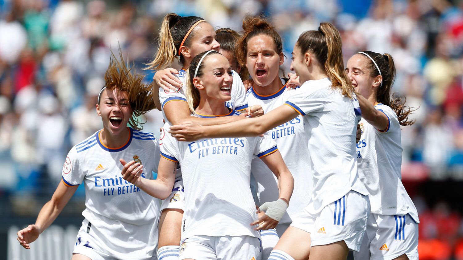 Piña de las jugadores del Real Madrid Femenino para celebrar un gol de Kosovare Asllani