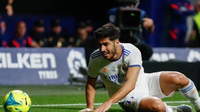 Marco Asensio pelea por un balón en el derbi contra el Atlético de Madrid
