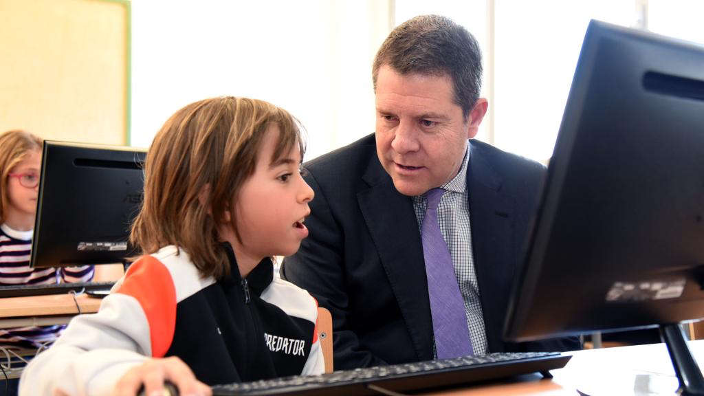 Emiliano García-Page, presidente de Castilla-La Mancha, con un niño. Foto: JCCM.