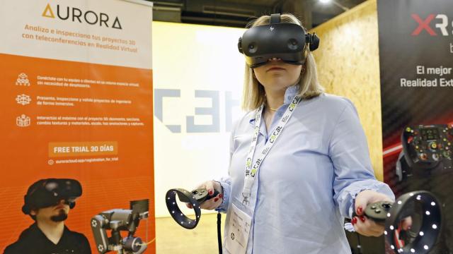 Una visitante a la feria, descubre el metaverso.