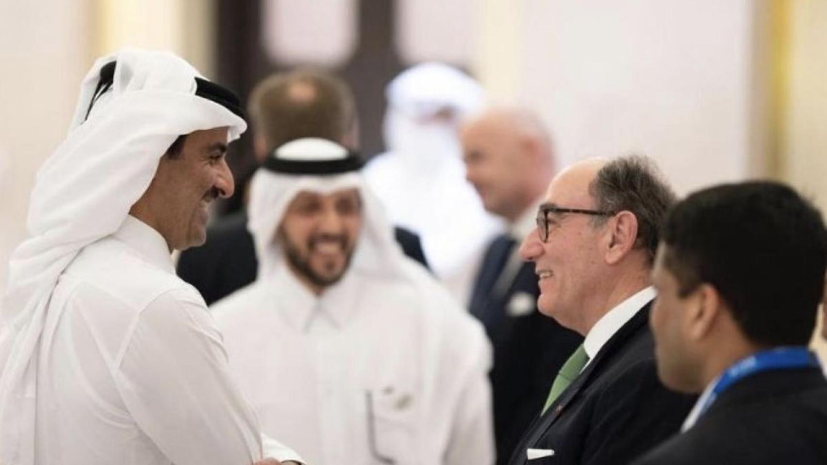 El emir de Qatar, Tamim bin Hamad Al Thani, en una visita junto al presidente de Iberdrola, Ignacio Galán.