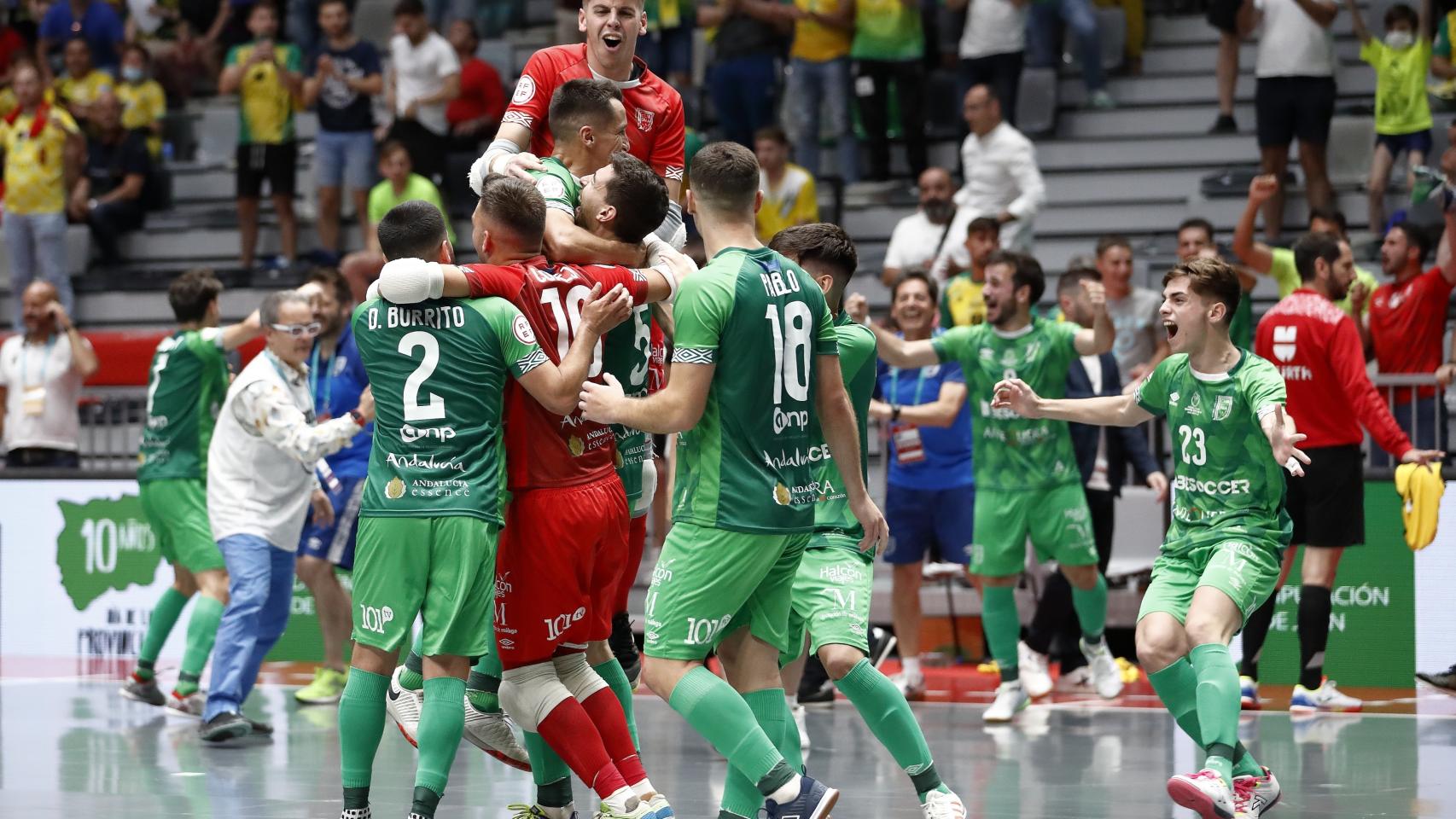 Los jugadores del BeSoccer UMA Antequera celebran la conquista de la Copa del Rey