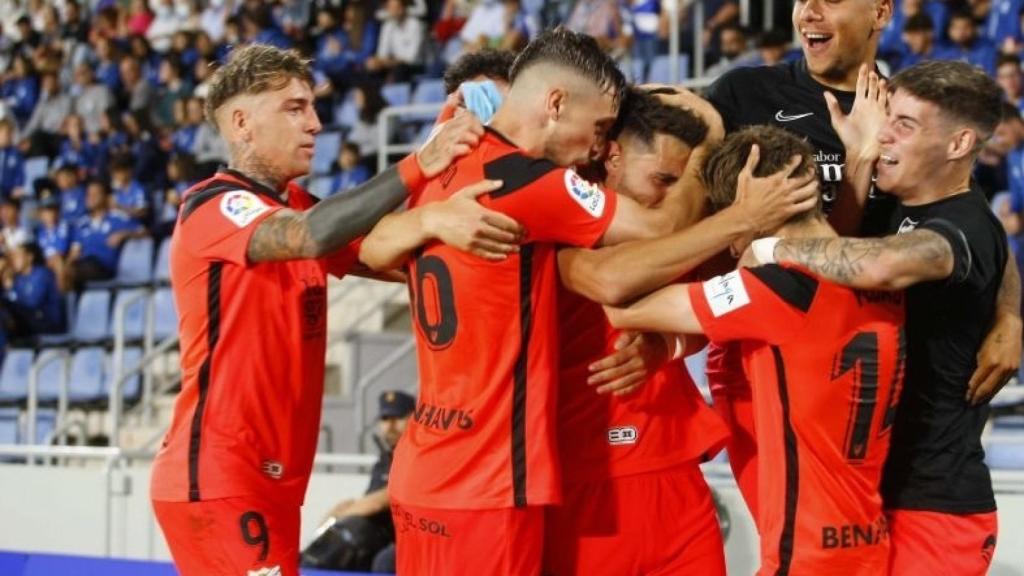 Los jugadores del Málaga celebran uno de los goles contra el Tenerife