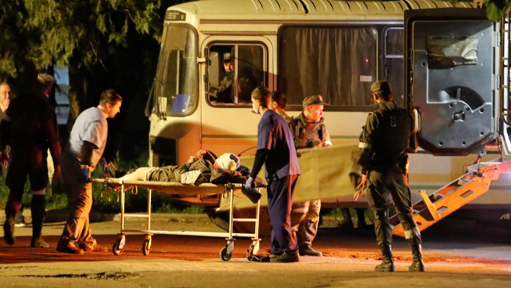 Autobuses trasladan a los heridos de la planta de Azovstal a un lugar seguro.