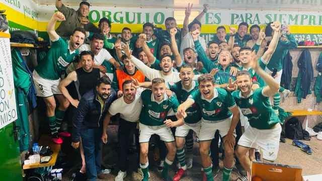 Los jugadores del Coruxo celebran en el vestuario la clasificación para la fase de ascenso.