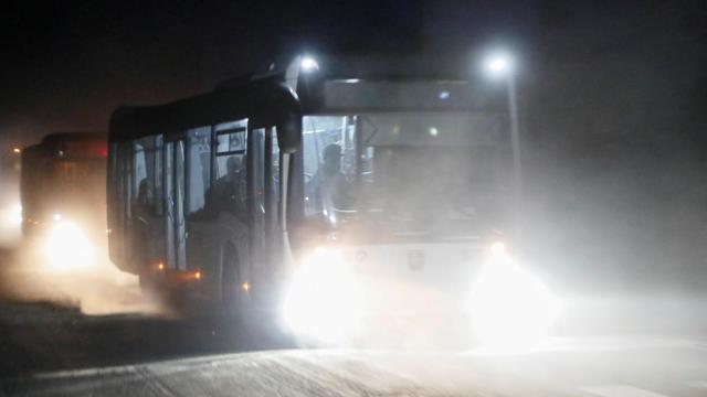 Uno de los autobuses que ha realizado la evacuación de la acería.