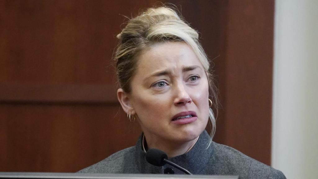 Amber Heard se ha derrumbado en su tercer día de testimonio en la sala de Fairfax.