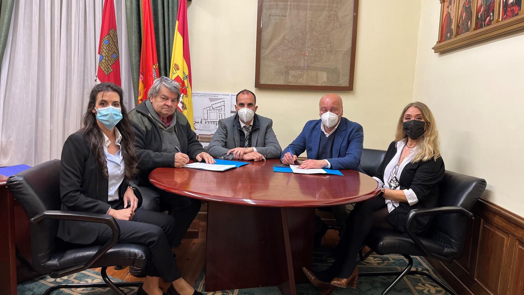 Sandra Cebrián, Capital Energy; junto a Francisco J. Velasco, alcalde de Cardeñosa de Volpejera; Víctor Fernández, director regional de Capital Energy en Castilla y León; Luis A. Calderón, alcalde de Paredes de Nava, y Gloria Seco, secretaria del ayuntamiento de Paredes de Nava.