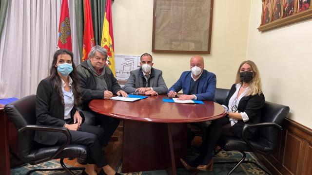 Sandra Cebrián, Capital Energy; junto a Francisco J. Velasco, alcalde de Cardeñosa de Volpejera; Víctor Fernández, director regional de Capital Energy en Castilla y León; Luis A. Calderón, alcalde de Paredes de Nava, y Gloria Seco, secretaria del ayuntamiento de Paredes de Nava.