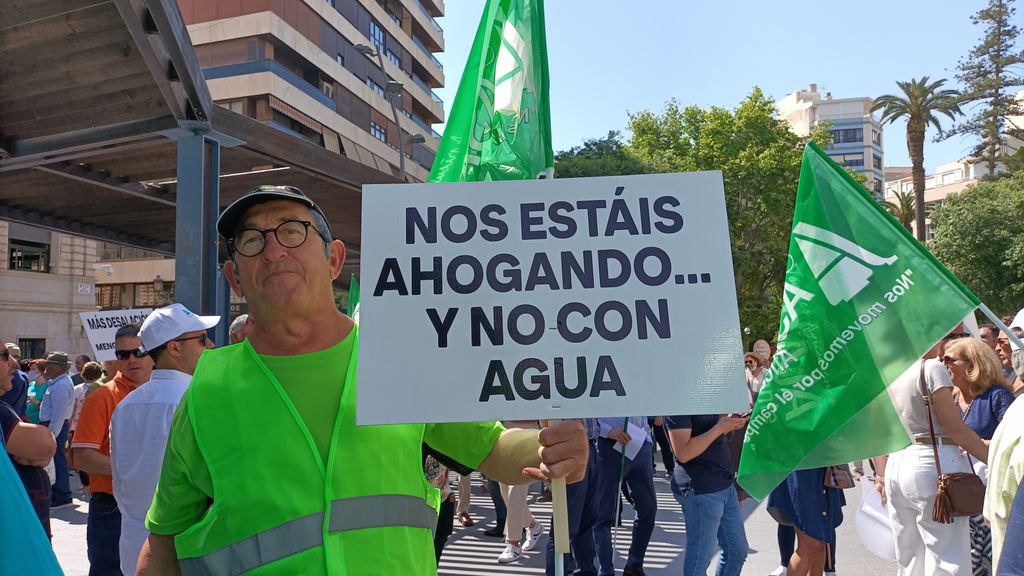 Un manifestante en el acto contra los recortes del trasvase Tajo-Segura en Alicante.