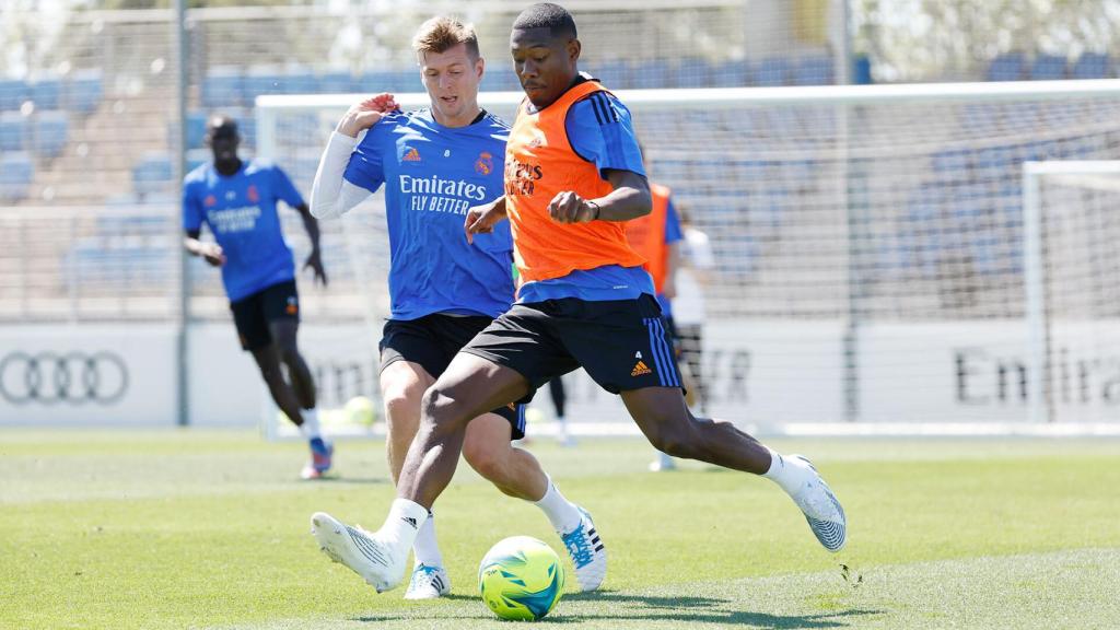 David Alaba, delante de Toni Kroos.