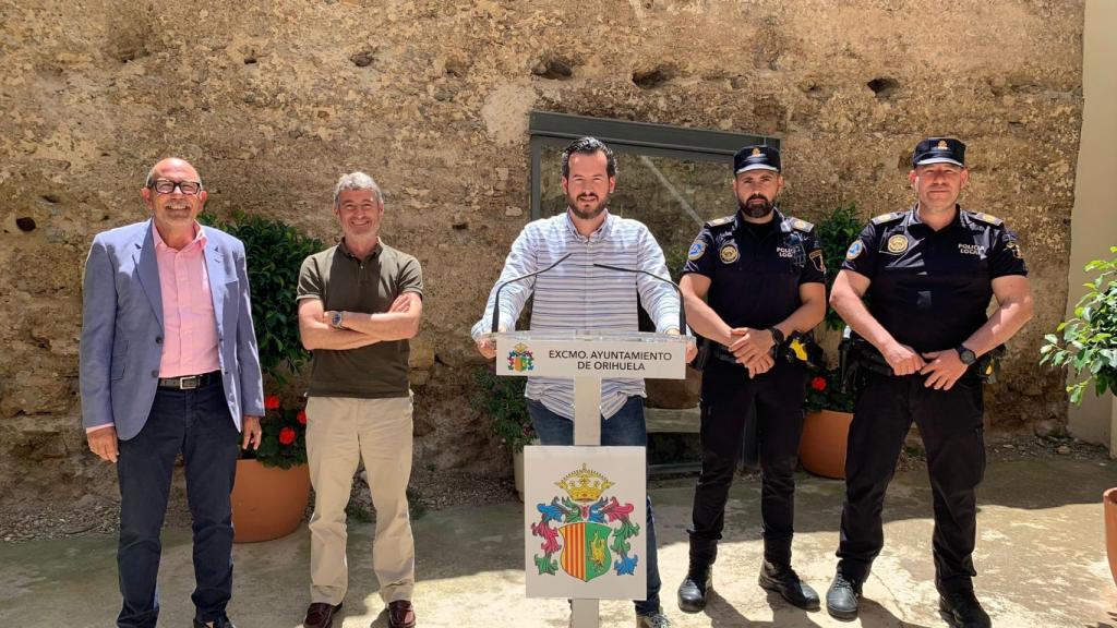 El edil de Festividades y Seguridad junto con agentes de la policía de Orihuela.